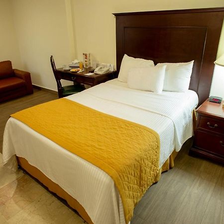 Hotel Plaza Calzada Монтеррей Экстерьер фото