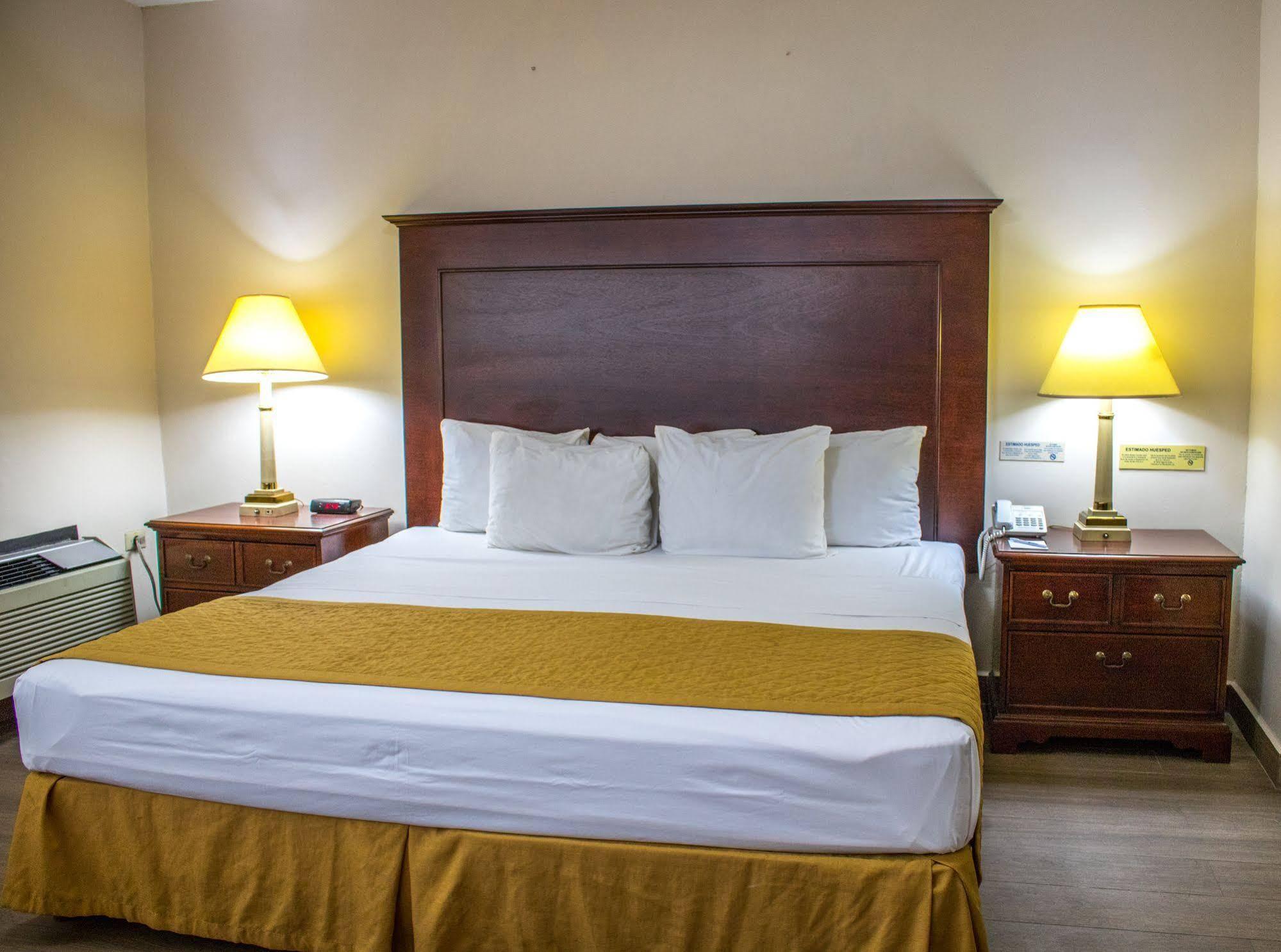 Hotel Plaza Calzada Монтеррей Экстерьер фото