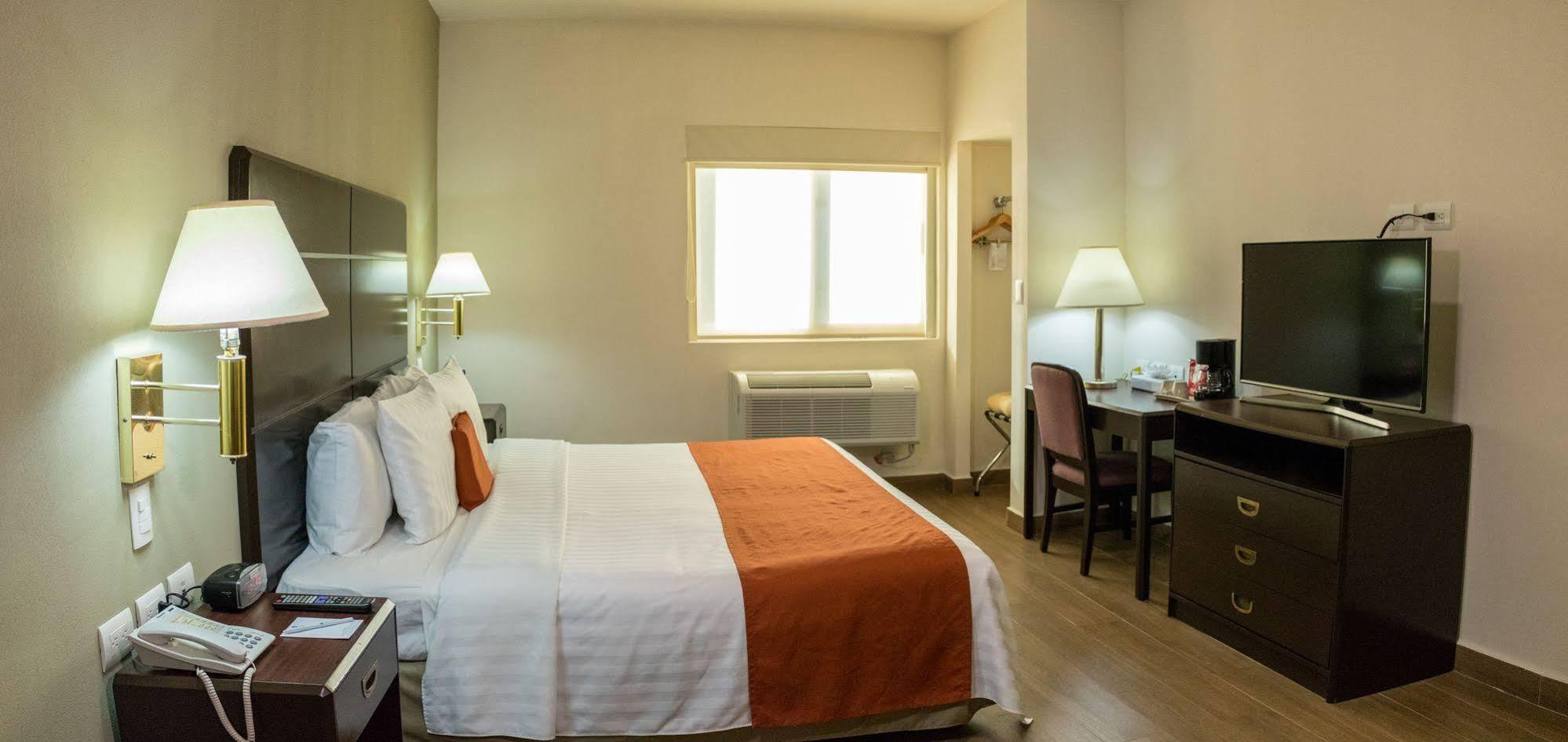 Hotel Plaza Calzada Монтеррей Экстерьер фото
